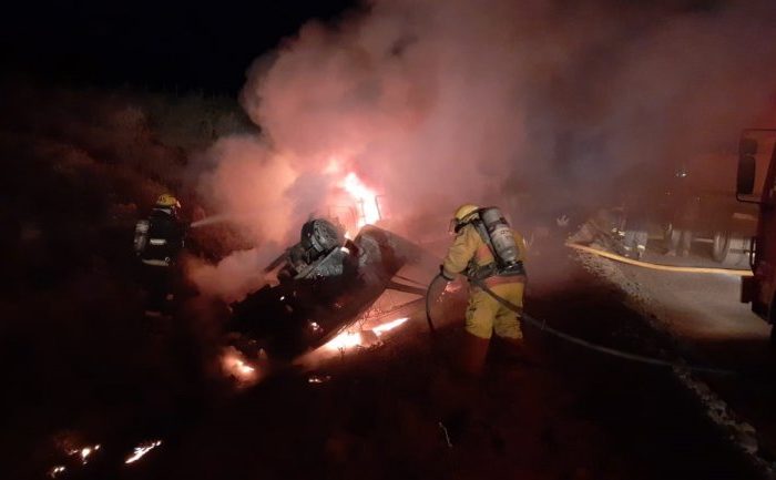 Camión volcó a la vera de la ruta 23 y provocó un impresionante incendio