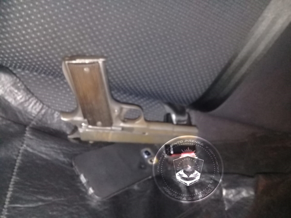 Viajaba en un remisse con un arma de grueso calibre y fue demorado
