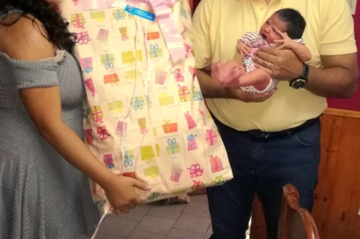 El Viceintendente visito a Luna Josefina, la Primera beba juninense y neuquina del 2020