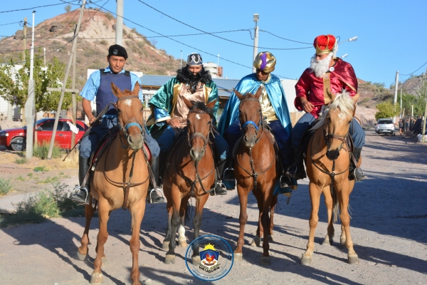 Los Reyes Magos de la Policía del Neuquén recorrieron el Barrio Toma 7 de Mayo
