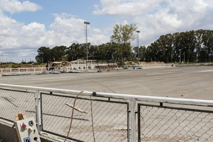 Avanza la construcción de la primera cancha de hockey sobre agua de la Patagonia