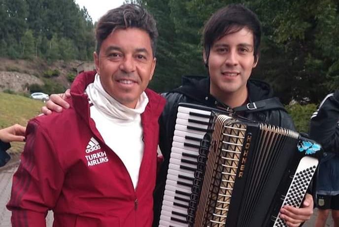 “TOCATE UN TANGO, PIBE”: fueron las palabras del Muñeco a Julián