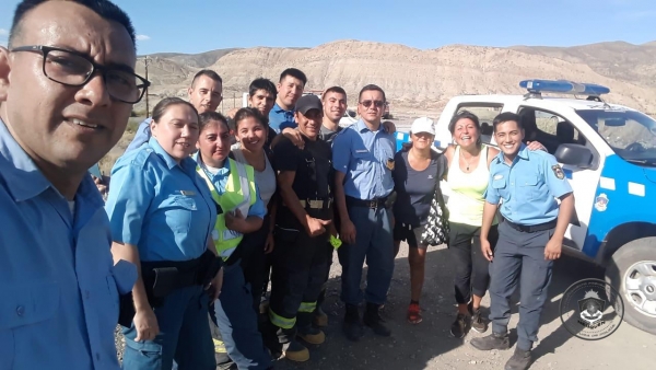 Chos Malal: Policía asistió a una mujer atrapada mientras practicaba andinismo