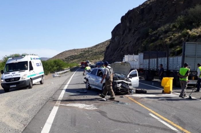 Ruta 237: Tres lesionados tras choque entre una camioneta y un auto
