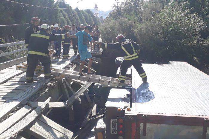 Puente de madera cedió y provocó que un camión de grandes dimensiones volcara sobre el río