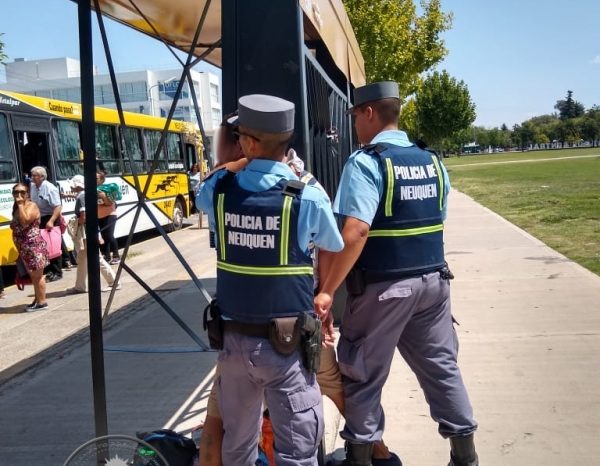 Un hombre demorado tras agredir a una joven en una parada de colectivo