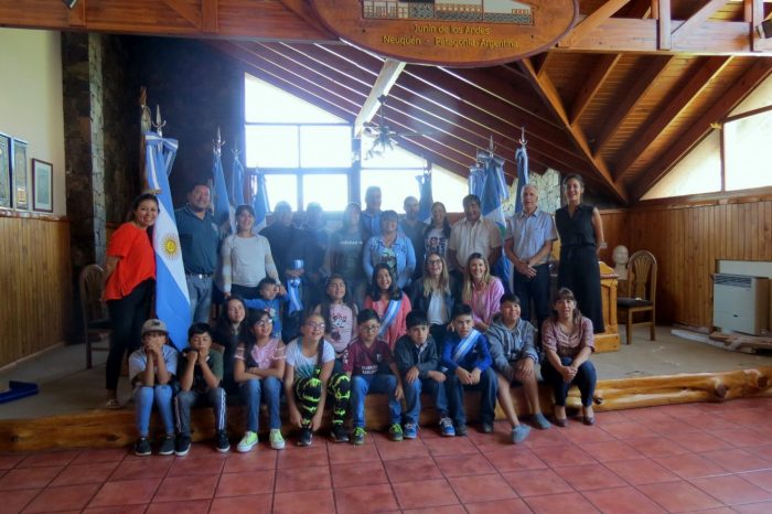 Autoridades municipales participaron de la entrega de banderas provinciales enviadas por la Legislatura Provincial
