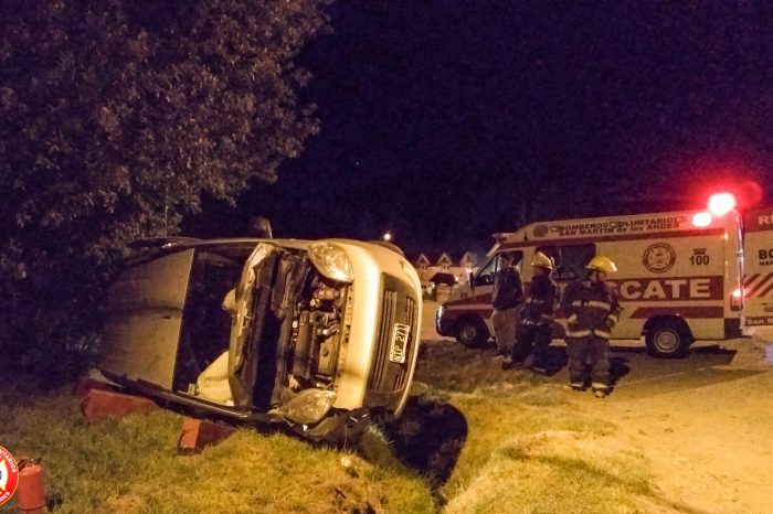 San Martín de los Andes: Vuelcan Utilitario y se dan a la fuga