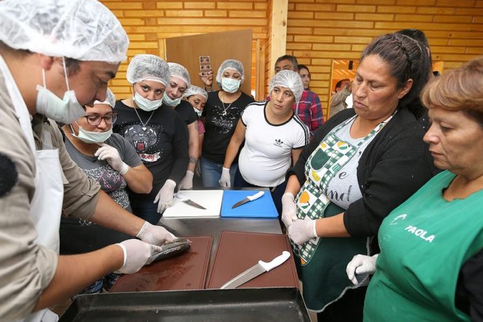 Capacitaron a cocineros de comedores en manipulación y cocción de pescado