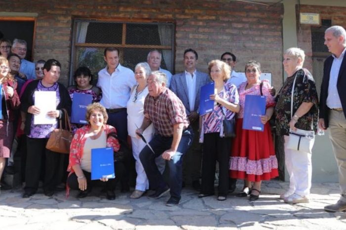 Gutiérrez entregó escrituras a 18 familias de Junín de los Andes