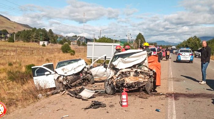 Choque frontal un fallecido y cuatro derivados al hospital