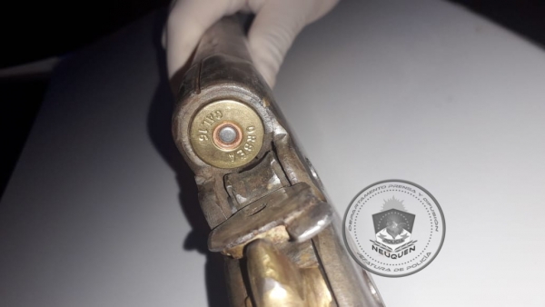 Un Hombre demorado con una arma de fuego en su poder