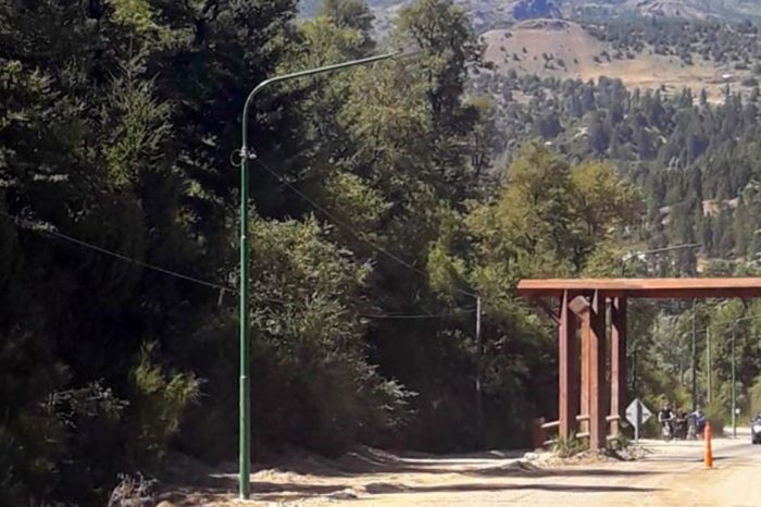 Avanza la obra que iluminará el acceso a la EPET 21 en San Martín de los Andes