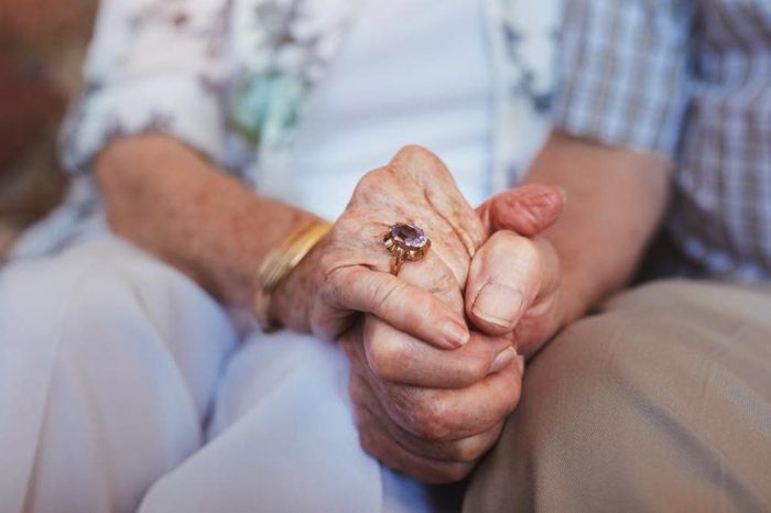 Por el coronavirus, el Gobierno dará licencia a personas mayores de 60 años