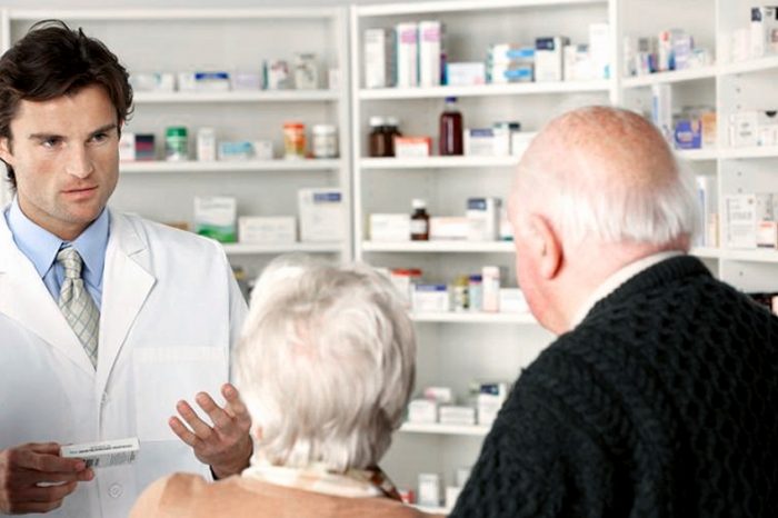 Farmacias tendrán un horario exclusivo para mayores de 60 años, embarazadas y grupos de riesgo