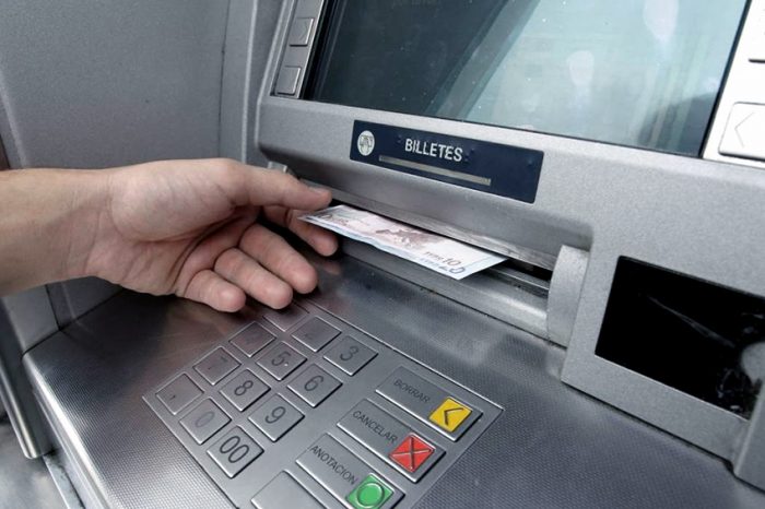Los bancos aumentan hasta $30.000 el límite de extracción en cajeros automáticos