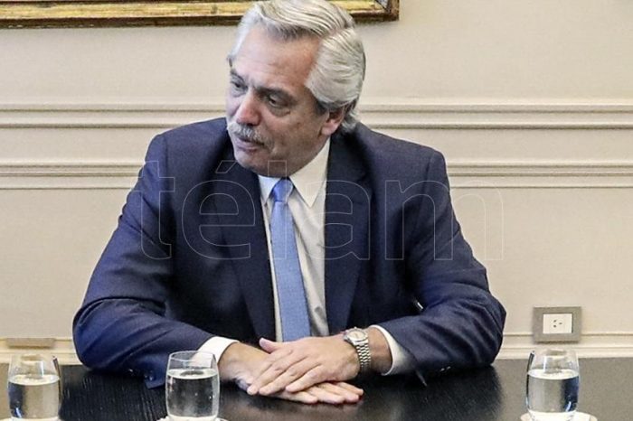 Alberto Fernández envió un mensaje a una radio: "Lo mejor es quedarse en casa"