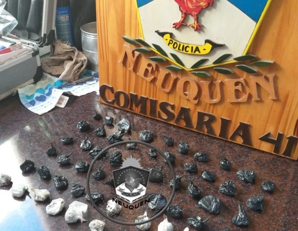 Secuestran drogas y replicas de armas de fuego e allanamientos