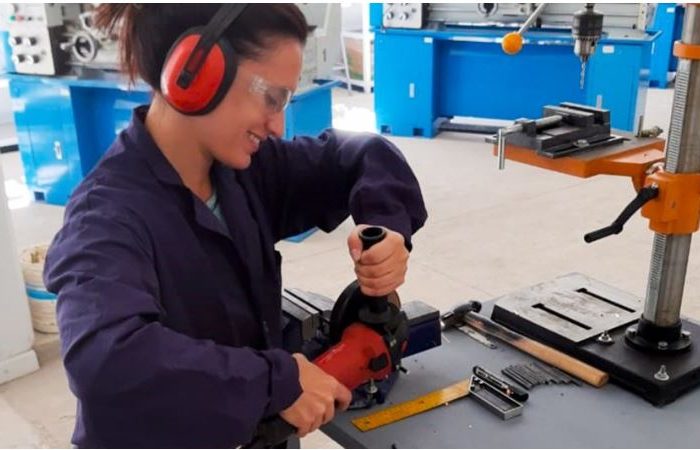 Directivos y docentes de educación técnica y formación profesional colaboran con producción de elementos para hospitales con impresoras 3D