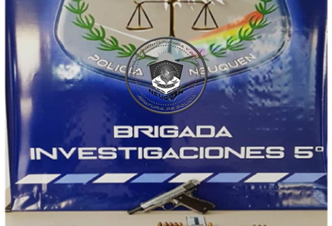 Centenario: Dos hombres demorados y secuestro de estupefacientes y un arma de fuego en allanamiento
