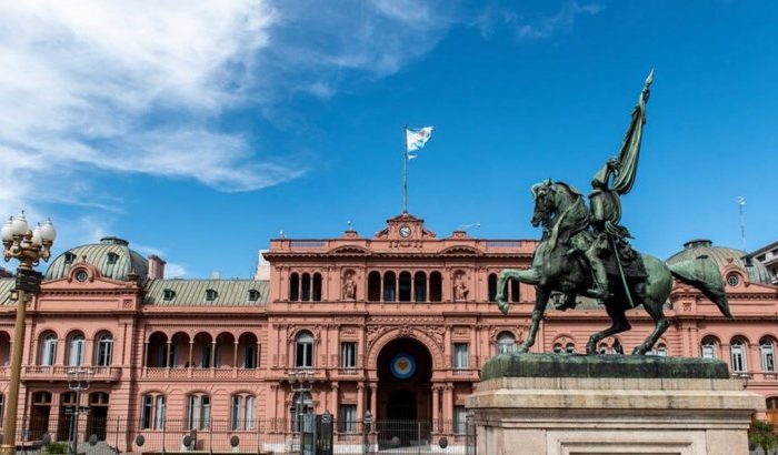 Un hombre que reclamaba el subsidio de emergencia se ató a la reja de Casa Rosada y amenazó con lastimarse