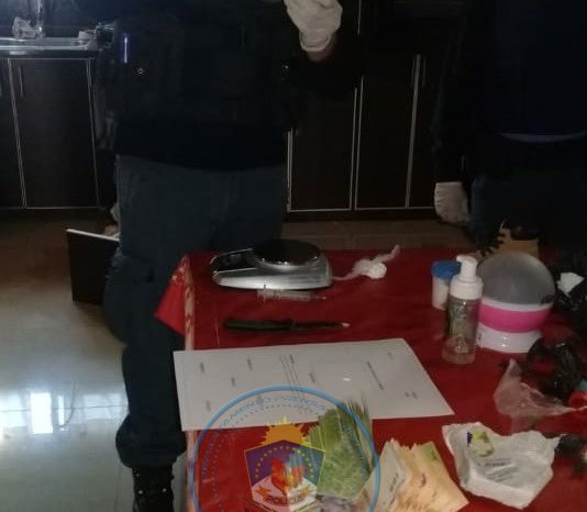 Demoraron a dos personas, y secuestraron un arma de fuego, estupefacientes y dinero en efectivo