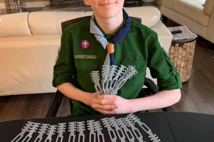 Niño crea una solución brillante para evitar el dolor de orejas al usar una mascarilla