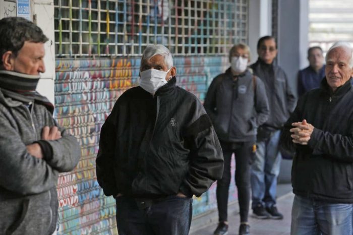 Coronavirus: abrirán los bancos este fin de semana por las largas filas para pagar jubilaciones y planes sociales