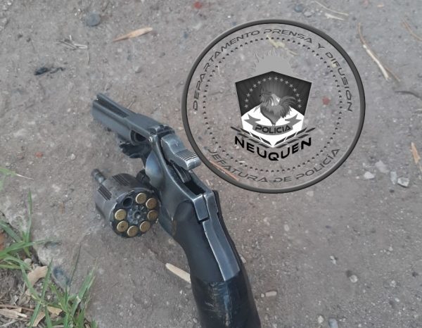 Policía demoró a un hombre con un arma de fuego y un arma blanca