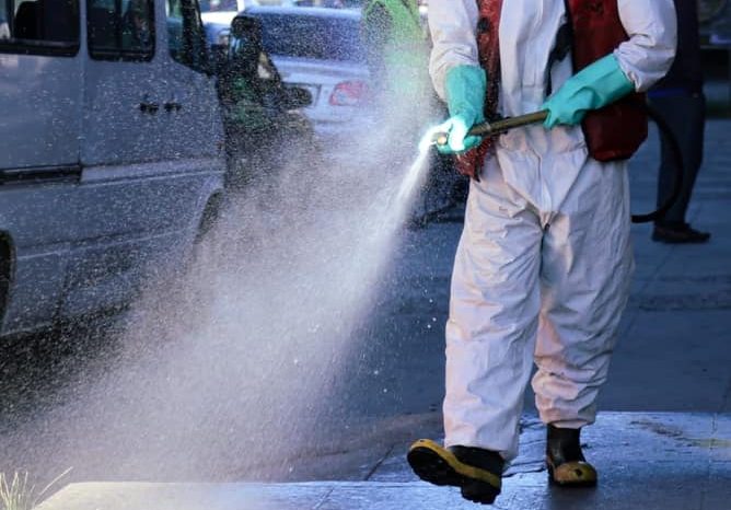 Bomberos continúan desinfectando espacios públicos