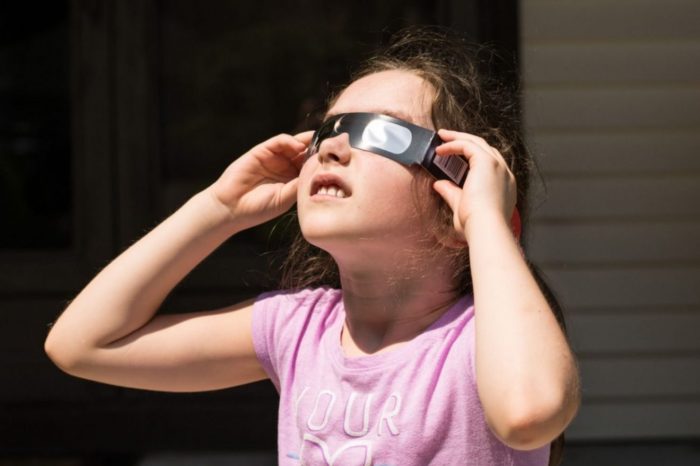 Por qué los chicos corren más riesgo de dañarse la vista durante un eclipse solar