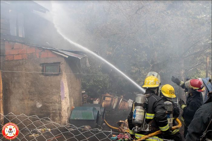 Un incendio consume por completo una vivienda en la aldea cordillerana