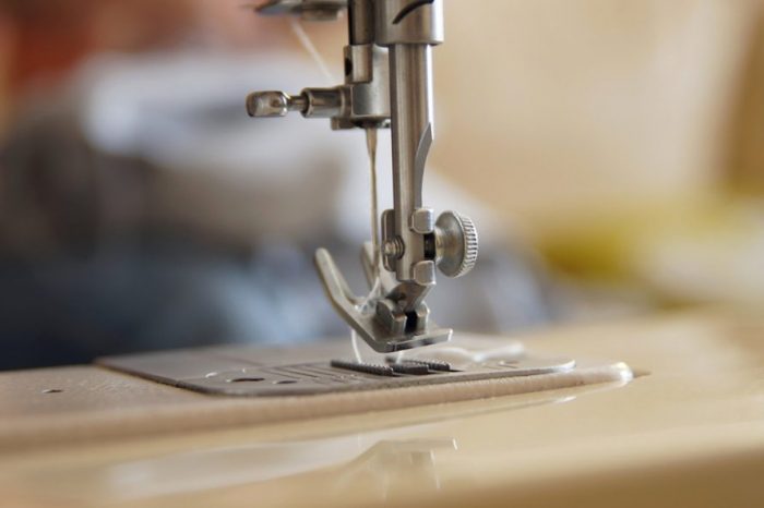 Talleristas y emprendedoras solidarias confeccionan barbijos para donar