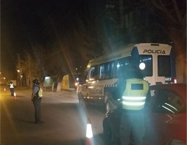 Centenario: Importante presencia policial en operativos vehicular y de personas