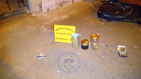 Incumplió la cuarentena, caminaba con una botella en la mano y tenía estupefacientes entre sus pertenencias