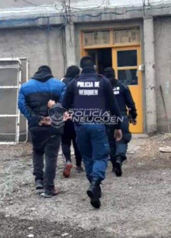 Circulaba sin autorización y uno de ellos resultó ser un sujeto con pedido de captura