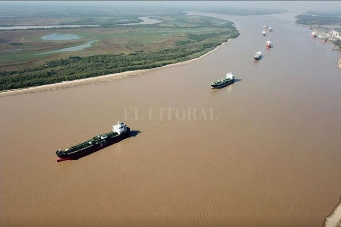 Por un derrumbe en el canal de navegación del Paraná se "amontonan" los grandes barcos