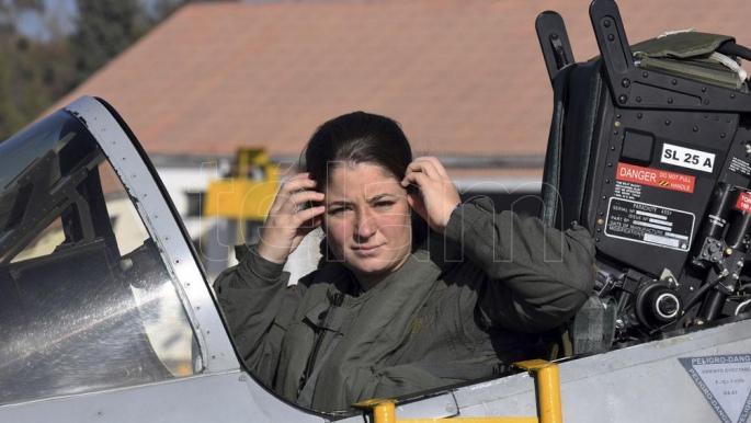 La primera piloto de caza de la Argentina hizo su vuelo de bautismo