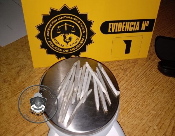 Demoran a tres hombres por incumplir la cuarentena, uno poseía 16 porros en su poder