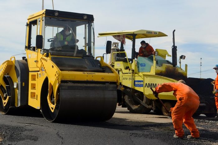 Tareas de bacheo en intersección de las rutas nacionales 22 y 40 en Zapala