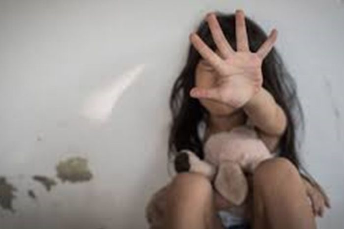 Violó a su nieta, le dieron prisión domiciliaria y contactó a la víctima por teléfono
