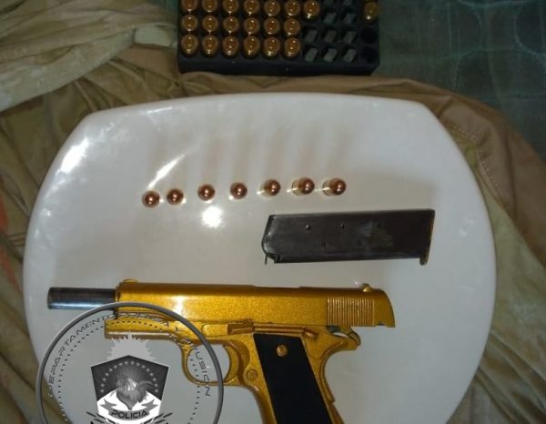 Demoran un hombre y le secuestran un arma de fuego y estupefacientes