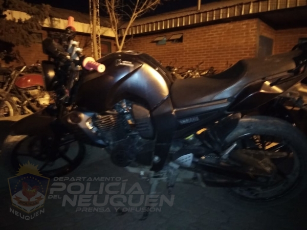 Recuperan motocicleta robada y demoran a su conductor