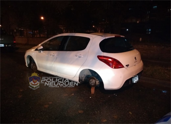 Robaron las ruedas de una vehiculo, los descubrieron y fueron demorados