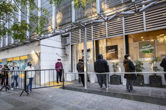 Autorizan los depósitos de cheques por ventanilla