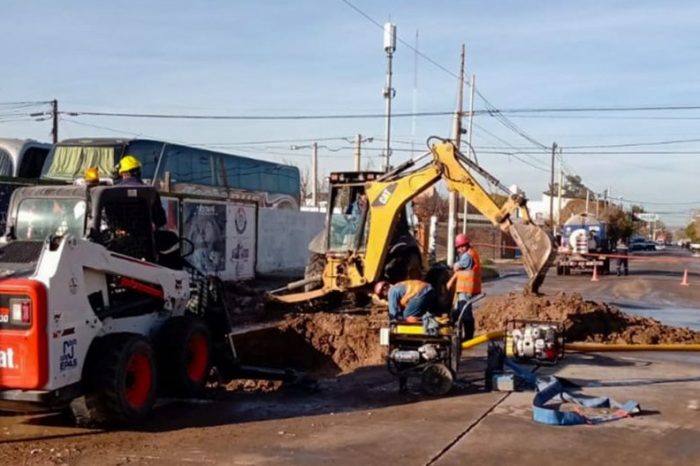 Trabajan en la reparación de un acueducto en barrio Mariano Moreno