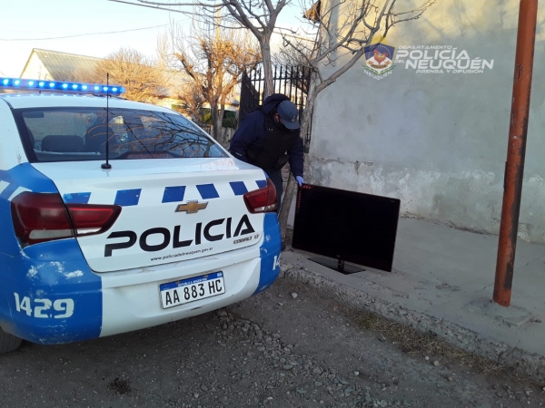Dos mujeres robaron un TV, Led, lo llevaban por una vereda y fueron demoradas