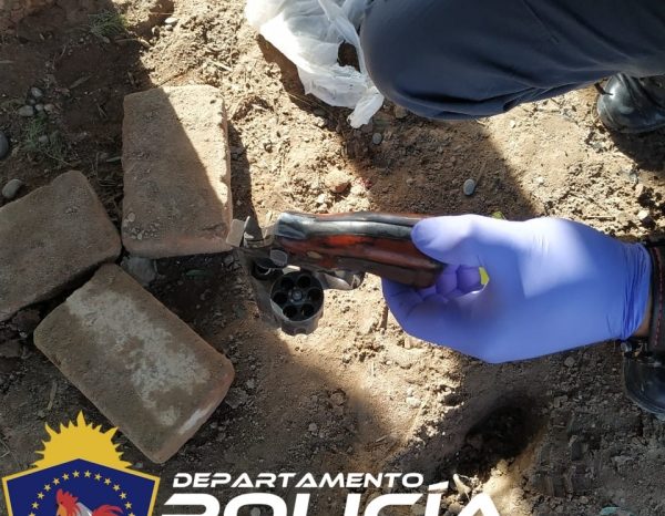 Aprehenden a un hombre con un arma de fuego entre sus ropas