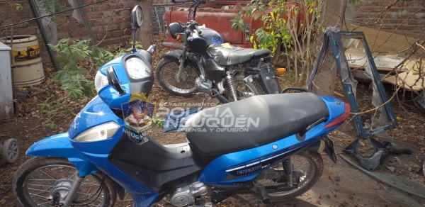 La policia recupero dos motocicletas robadas que un malhechor escondía en el fondo de su casa