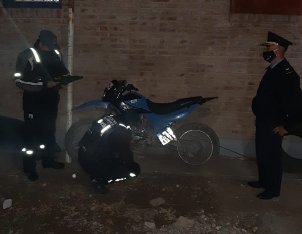 Personal policial recuperó motocicleta robada